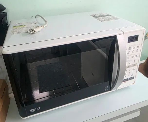 Micro-ondas LG - 23 litros com tecnologia EasyClean