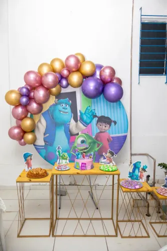 Kit de painel e personagens de mesa + roupa de aniversário Monstros S.A.