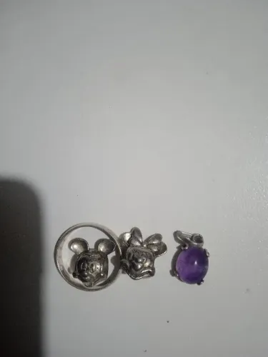 Vendo uma aliança de prata e 3 berloque de prara
