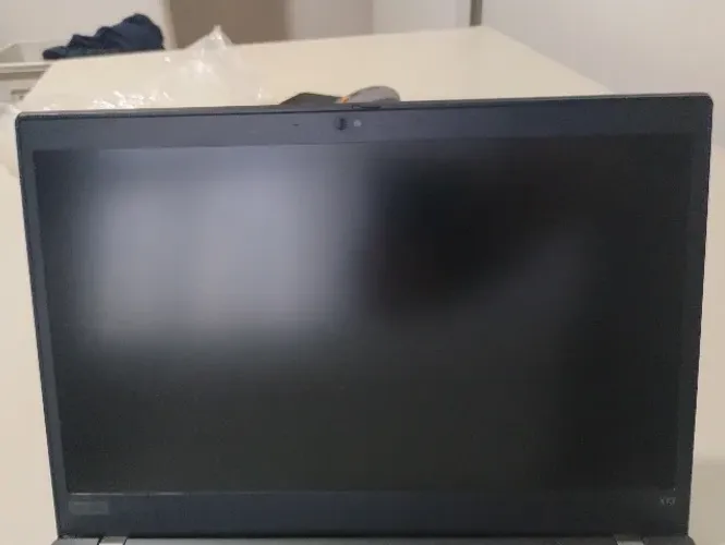 Lenvo Thinkpad com marca na tela