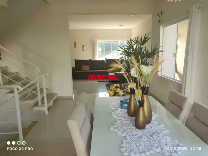Sobrado em Condomínio Alto Padrão, com lazer completo com piscina, quadra, lago