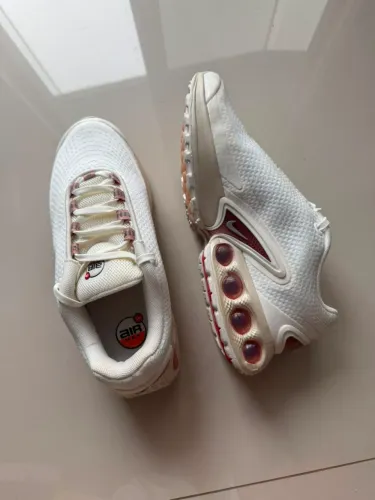 Nike Air Max DN - Tamanho: 35 - Branco e Rosa