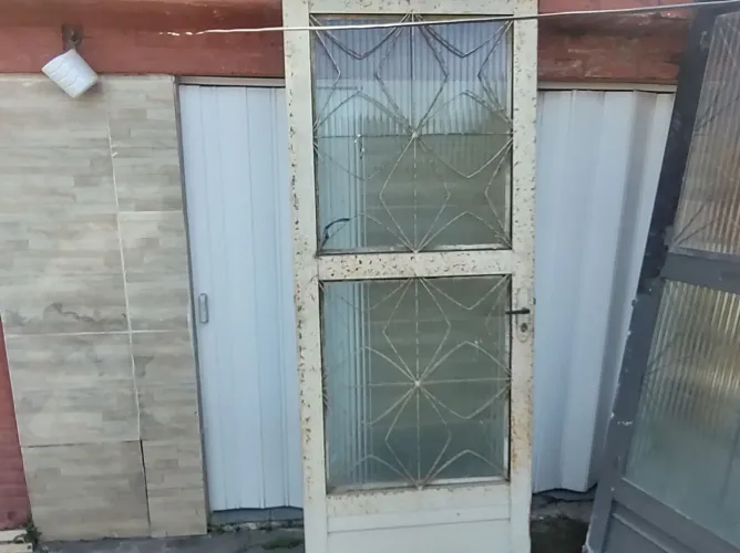Portão de garagem, portas e janelas, basculantes usadas.