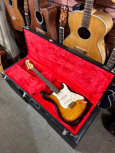 Guitarra Rp de Fender strato (China) regulada cordas novas. ANALISO TROCAS!
