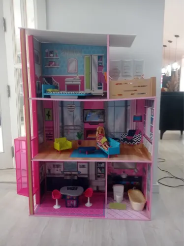 Casinha da Barbie Grande com Móveis e Boneca | Preço Negociável