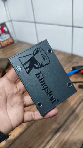 SSD 240gb Kingston, com Windows 10 instalado.