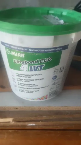 Estou vendendo essa cola para piso vinílico
