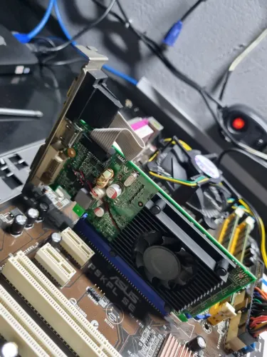 Placa de Video Nvidia gs8400 1GB