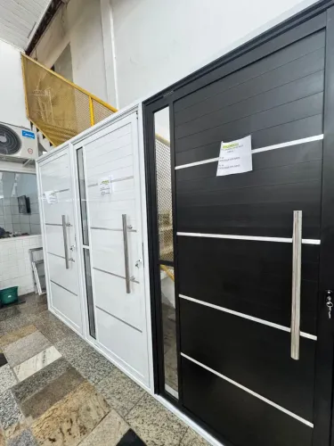 PORTA DE ALUMÍNIO PIVOTANTE 2.10X1.00 - PROMOÇÃO DE FABRICANTE