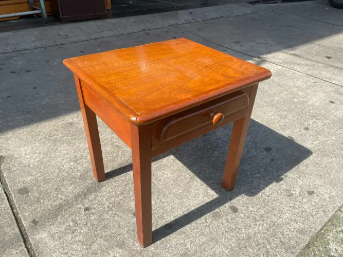 Mesa de cabeceira de madeira castanha