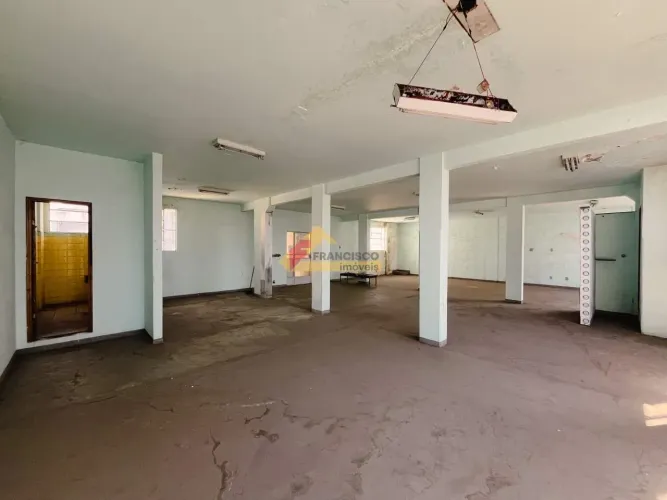 Sala comercial localizada no Centro