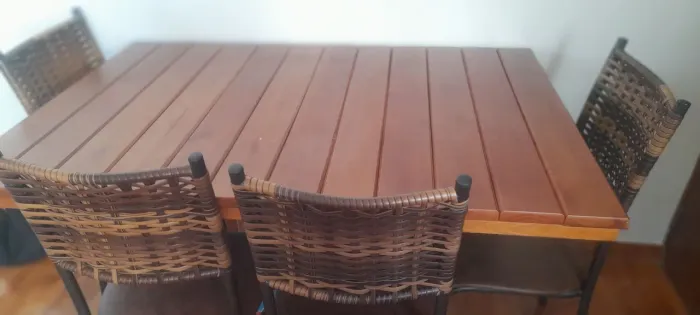 Vende uma mesa de madeira macisa com ferro de 4 cadeira