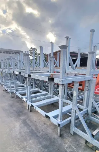 Palete com base metálica 