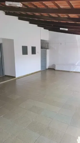 CASA LOCALIZADA NA VILA BELA, A POUCOS METROS DO CARREFOUR DA AV T-9. CASA COM 3 QUARTOS,
