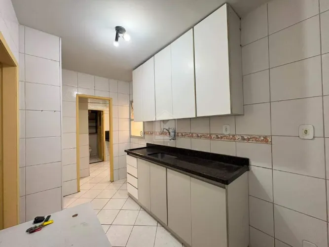 Lívia Machado Imóveis aluga excelente apartamento de 75m² em Jardim Camburi, Vitória.