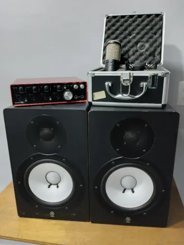 Combo de Monitores Hs80 Yamaha, microfone Akg e placa Focusrite 8 canais.