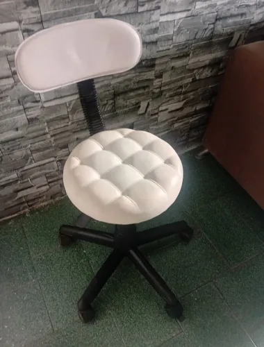 Cadeira Esteticista, podologo, mocho slim giratória com regulagem de altura