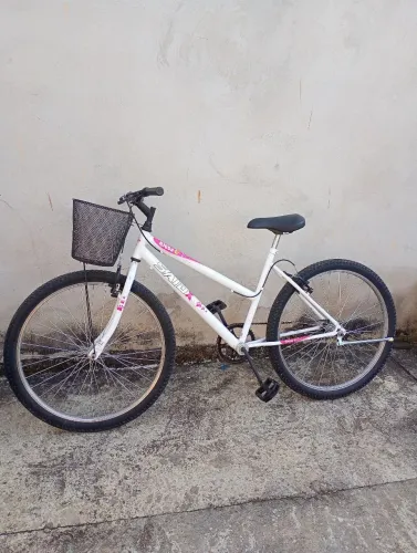 Vendo uma bicicleta feminina semi nova quem se interessar entrar em contato *