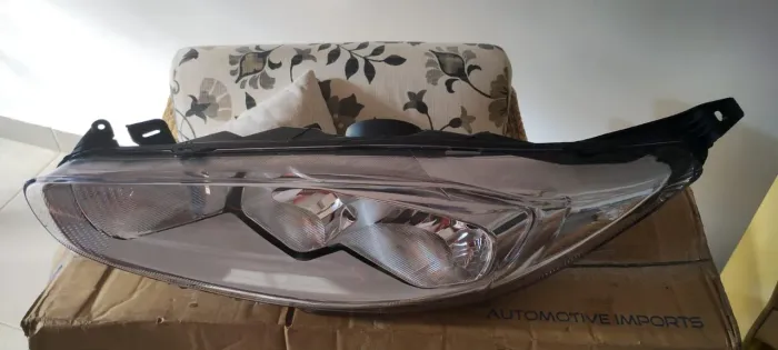 Farol New fiesta Novo/ nunca usado/ lado direito - foto real marca tyc -$ 245,00