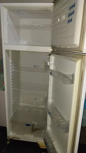 Geladeira modelo Dako 340 litros.