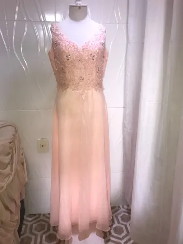 Vestido de Festa Longo com Detalhes em Renda, Paetês e Strass