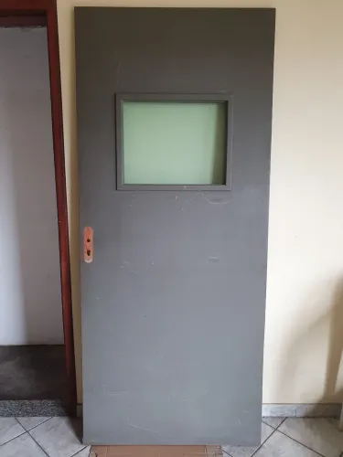 Porta de madeira com visor 