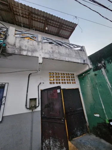 Kit net amplo nos altos, com divisórias, todo reformado e um espaço pra pet ou garagem