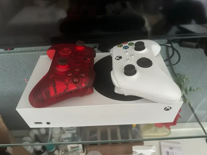 ? Xbox Series S 512GB + 2 Controles | Pouco Usado | R$ 1.800