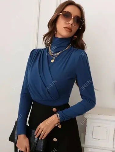 Blusa elegante gola alta azul marinho