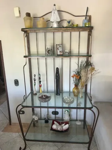 Estante de ferro e vidro 