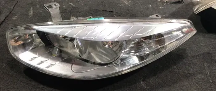 Farol Direito Renault Fluence Recuperada em Todas as Garras