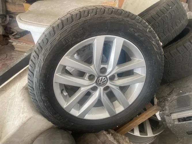 Tenho 4 rodas Crossfox aro 15 com três pneus 205/60/15 scorpions