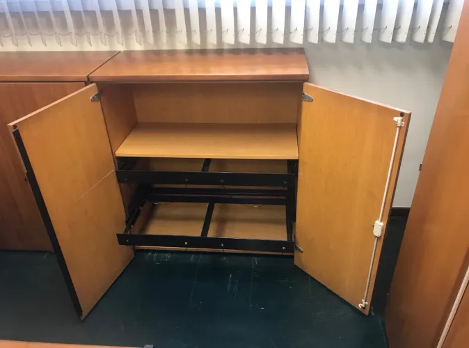 Armário Diretoria VOKO altura 105cm, acabamento louro, c/2 sistemas pastas suspensas