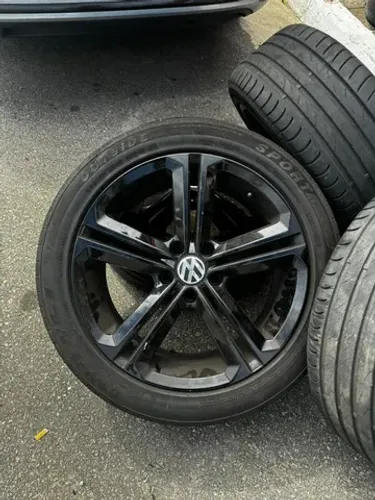 Roda aro 18 Vw Jetta Black Piano com pneu Wanli meia vida jogo usado