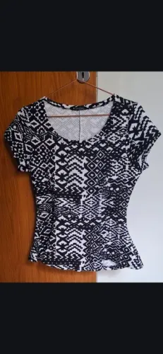 Blusa com Padrões Geométricos Tamanho Grande