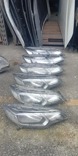 FAROL HONDA FIT 15/19 MASCARA NEGRA COM DETALHE NA GARRA LADO DIREITO