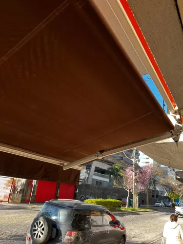 Toldo retrátil para área externa
