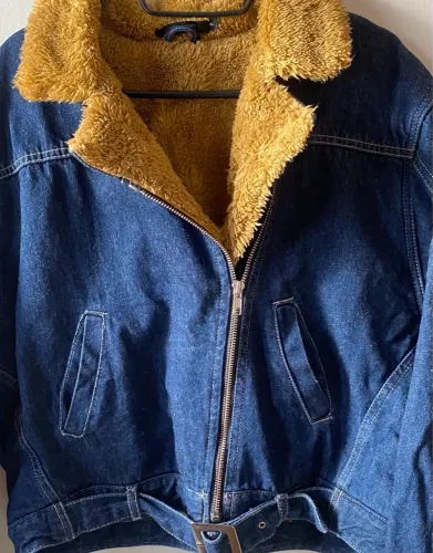 Jaqueta jeans original Tng. Tamanho P mas serve M também. Nunca usada.