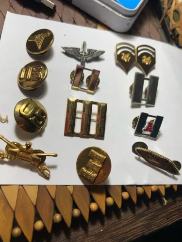 Insígnias e patentes metálicas originais 