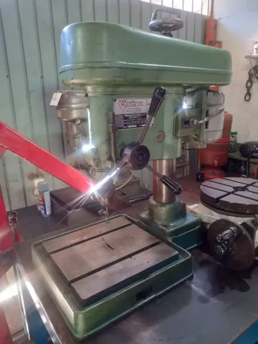 Furadeira de bancada industrial