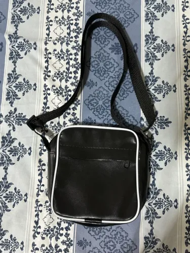 Sholder Bag  preta com detalhes em branco