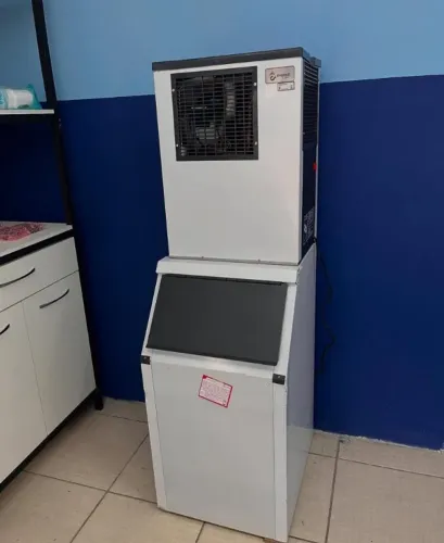 MÁQUINA DE GELO EM CUBO 75KG