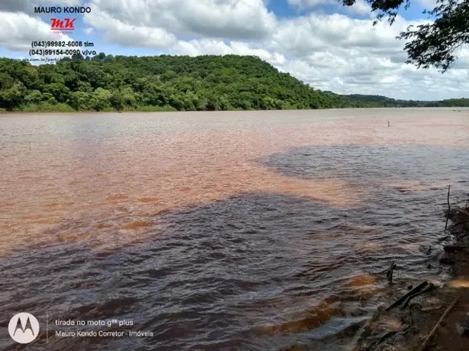 Sítio de 6,09 hectares, com casa, piscina, área de lazer, aprisco, fundos rio Tibagi.
