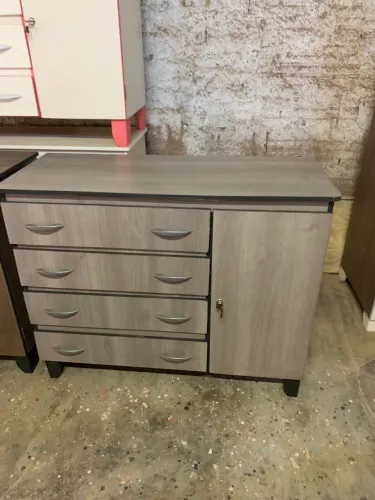 Cômoda com gavetas e armário lateral