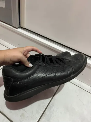 Tênis preto de couro