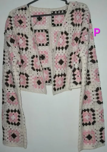 Casaco Crochê Branco com Detalhes Rosa