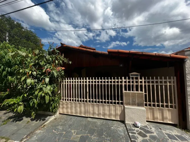 Alugo ótima casa Sagrada Família. Direto com proprietário.