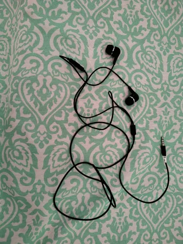 Fone de ouvido com fio - Design elegante e som de qualidade