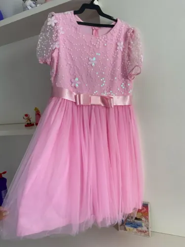 Vestido de festa infantil rosa com detalhes em flores