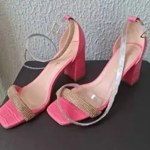 Sandália rosa com detalhe dourado
